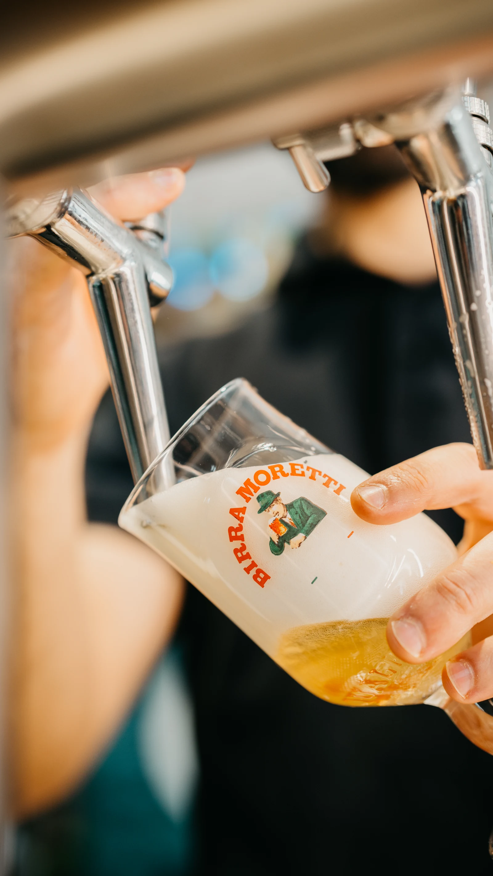 Ein Glas Bier wird an der Bar frisch gezapft