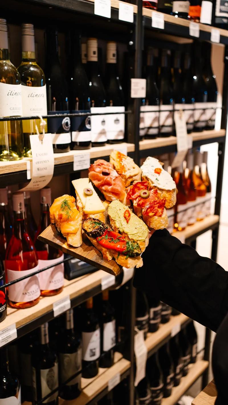 Belegte Canapés mit Schinken, Käse und Gemüse