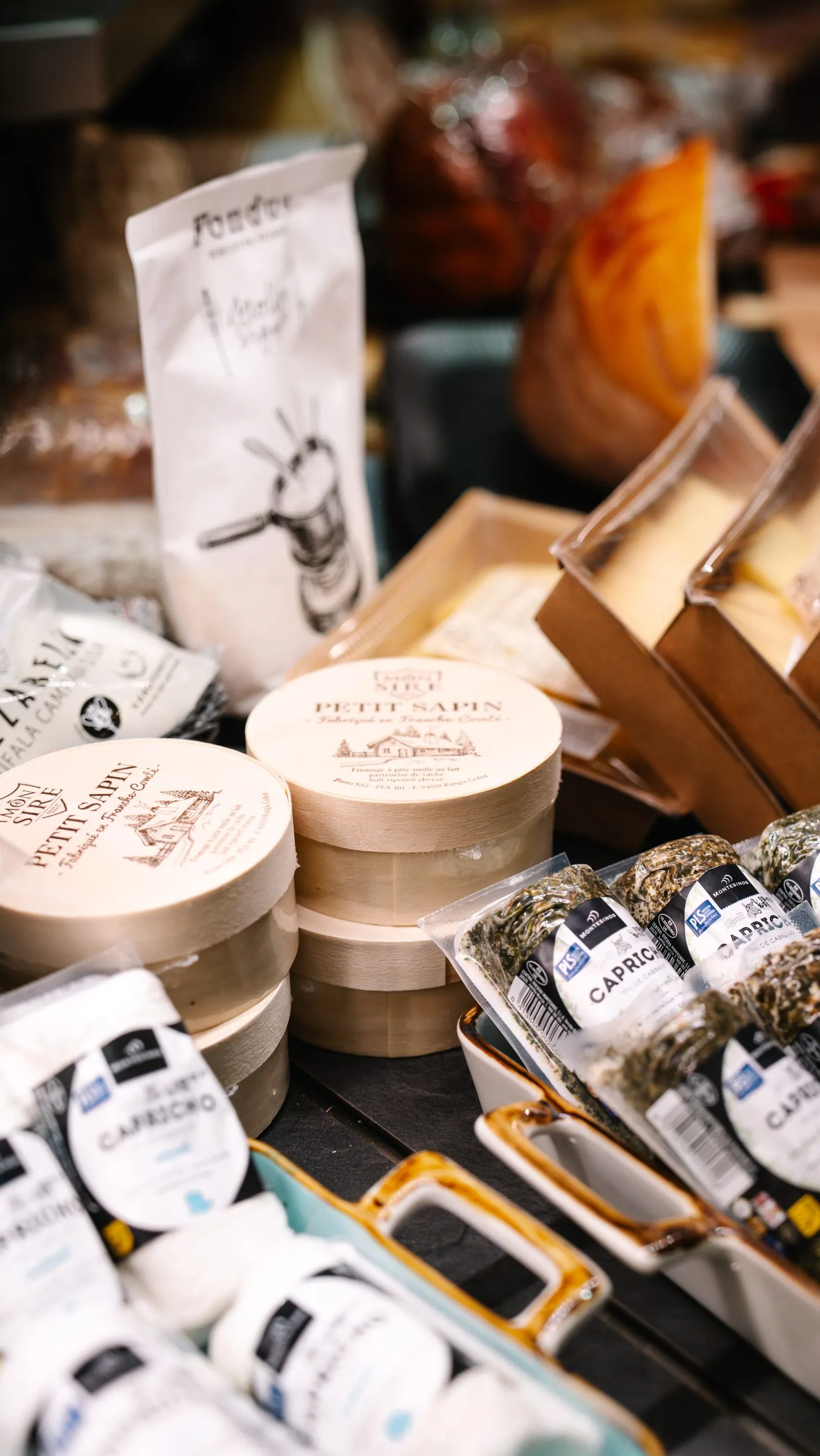 Weichkäse, Ziegenkäse und Hartkäse in der Feinkosttheke von DEGUSTO