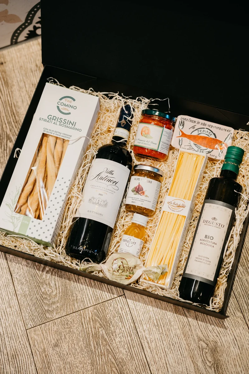 Die großzügig gefüllte Box, mit Wein aus der Feinkost