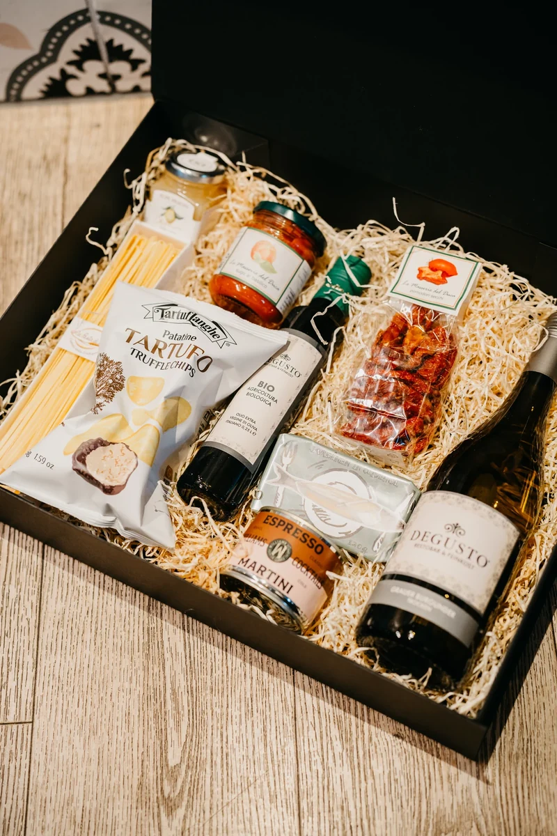 Die mittlere Box, mit einem DEGUSTO Wein