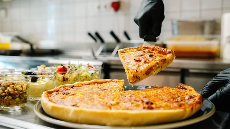 Lorraine, mediterranes Gemüse oder Räucherlachs und Spinat — im Ganzen zum Aufschneiden