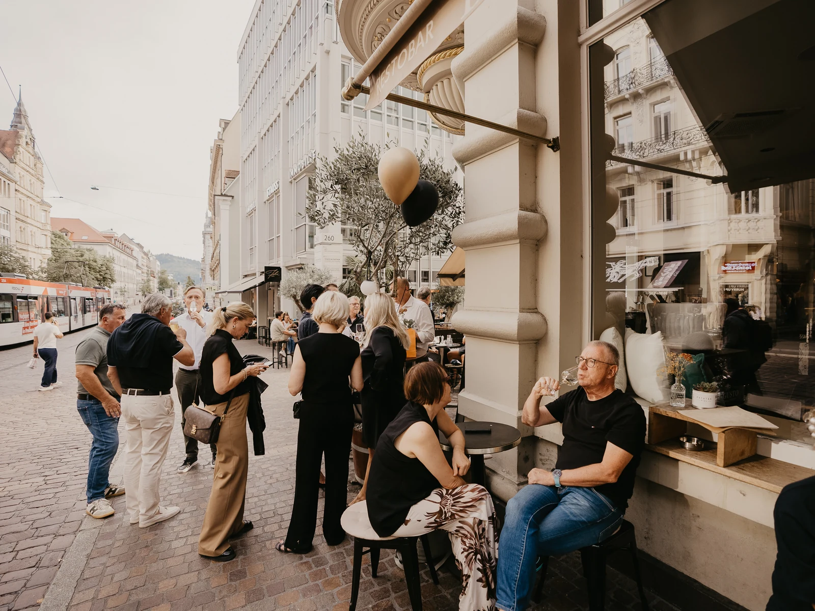 Gäste an der Außenbar vor dem DEGUSTO, die Kaiser-Joseph-Straße am frühen Abend