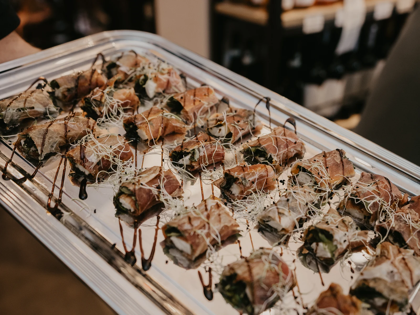Ein Blech mit Canapés, mit Balsamico und Sprossen angerichtet