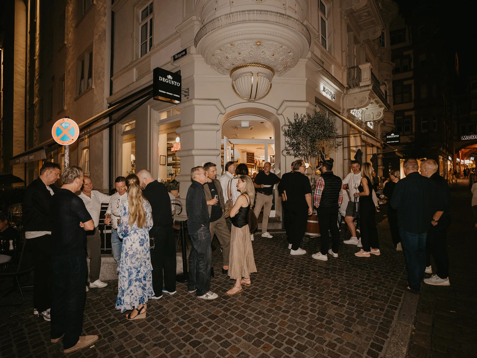 Gäste vor dem DEGUSTO am Abend