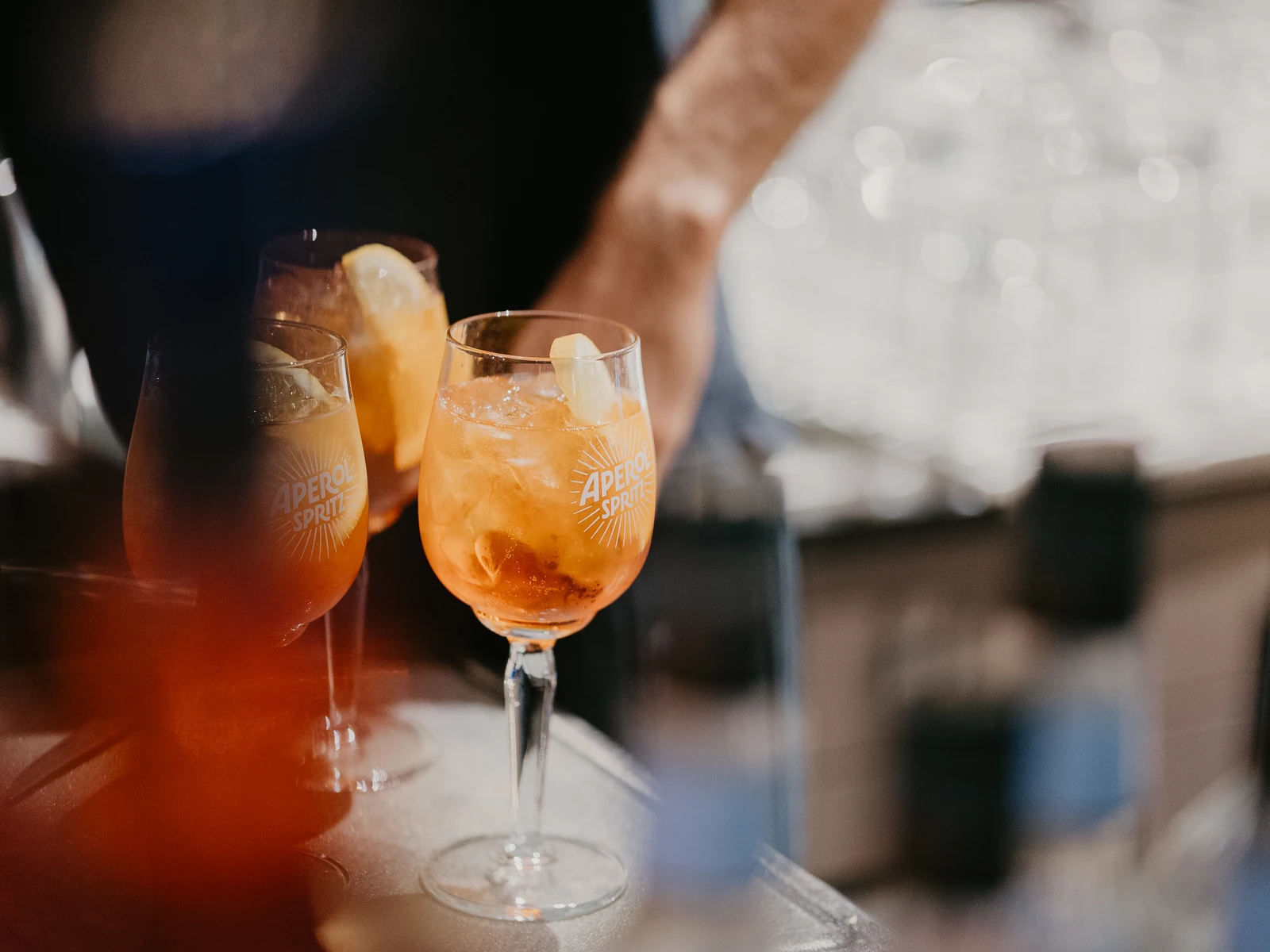 Zwei Gläser Spritz an der Bar
